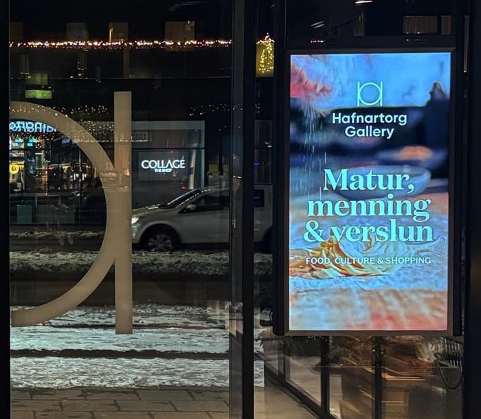 Skjár við inngang Hafnartorg Gallery