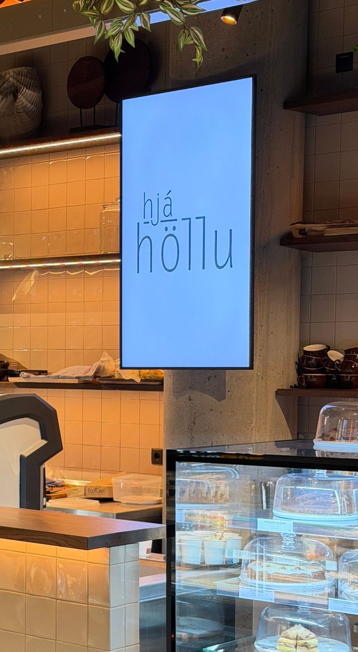 Skjár á kaffihúsinu Hjá Höllu
